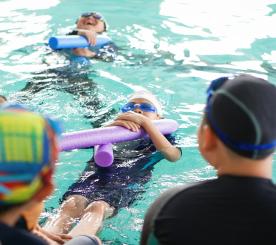 생존수영 교육중