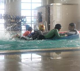 생존수영 교육중